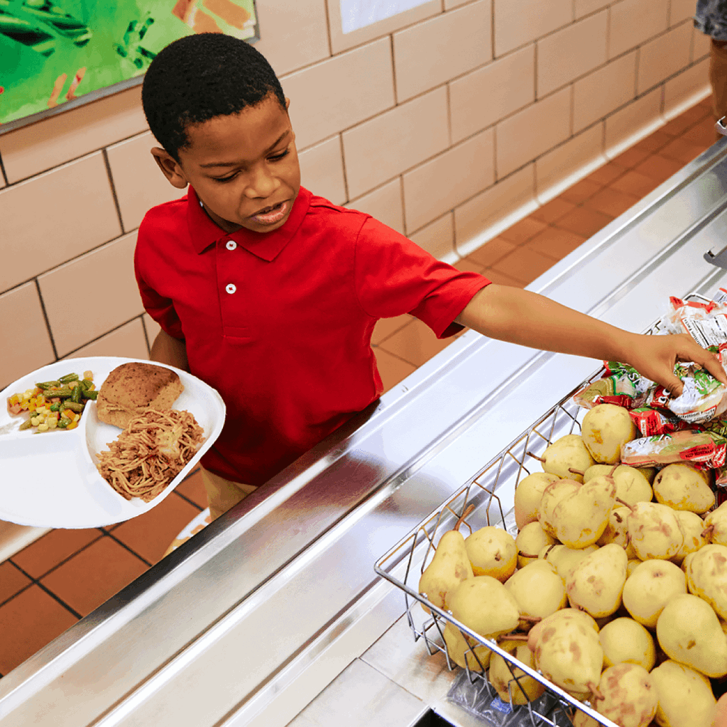 A student choose their lunch