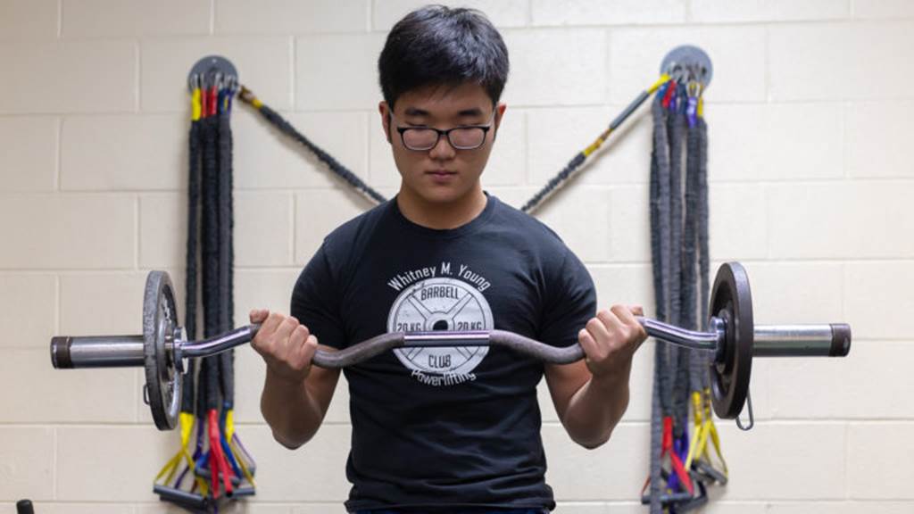 GiHo Jeong lifting a barbell