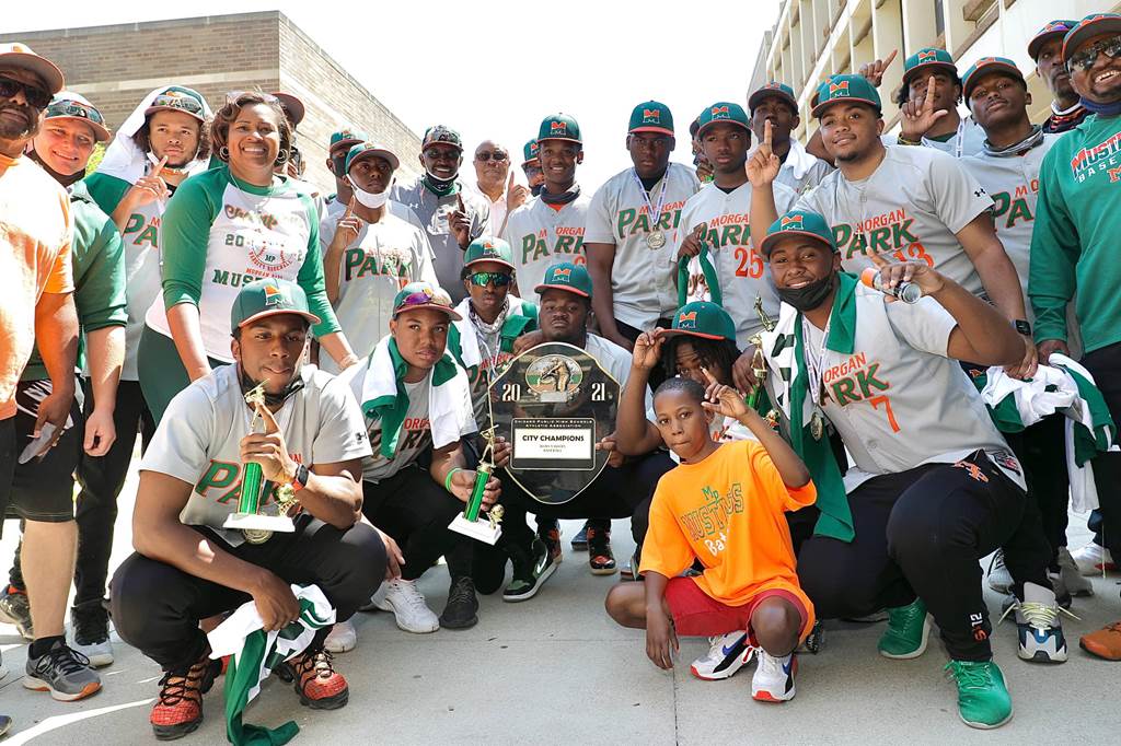 Baseball team posing with trophies